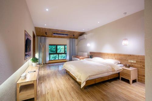 1 queen bed, 1 double bed, 1 sofa bed
