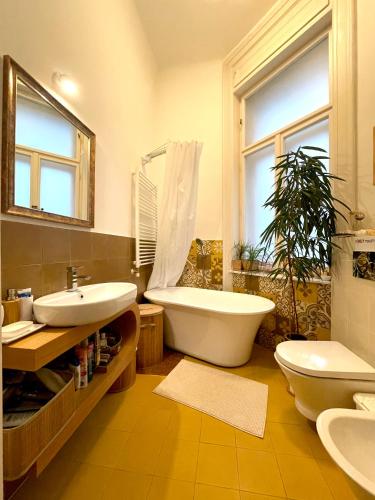 Amber Pearl Apartment 2 rooms and 2 bathrooms at Kálvin Square, Budapest (photo 4)