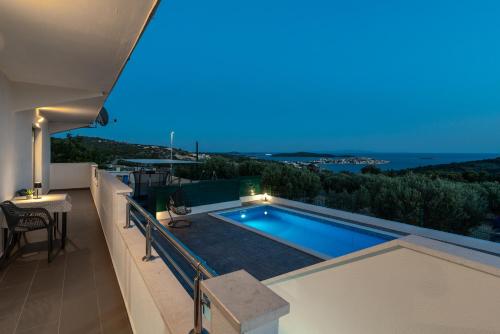 Apkārtne, Villa Alina with heated pool in Rogoznica