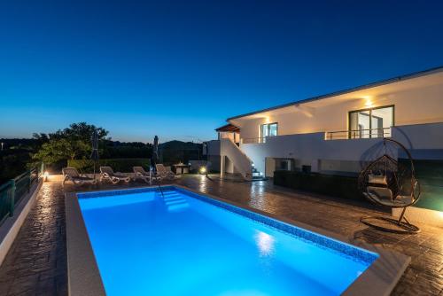 Villa Alina with heated pool – khách sạn tại Dvornica