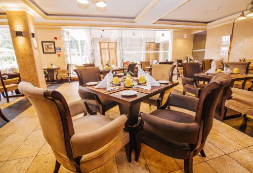 Restaurant, Alba Hotel Meru in Meru