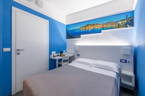 Small Double Room image 10