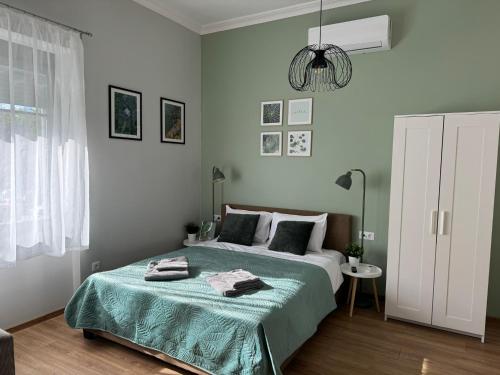 1 queen bed, 1 sofa bed