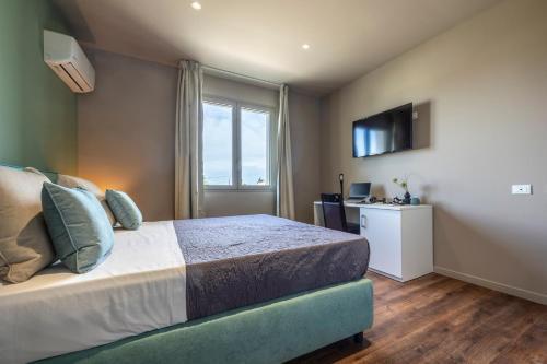 Economy Double Room image 5