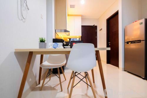 Well Furnished 1BR Brooklyn Alam Sutera Apartment By Travelio - image 5