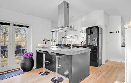 مطبخ, 3 Bedroom Amazing Home In Glesborg in Glesborg