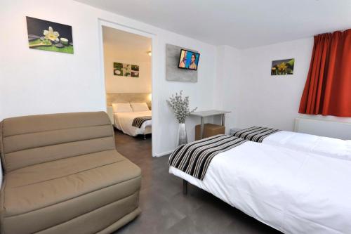 1 double bed, 2 twin beds