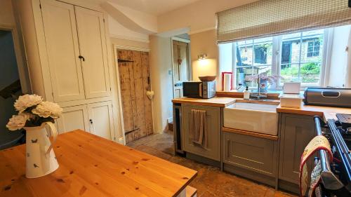 Konyha, Cosy 17th Century Cotswold Cottage 3 Bedroom Chipping Norton - Borough Cottage in Chipping Norton