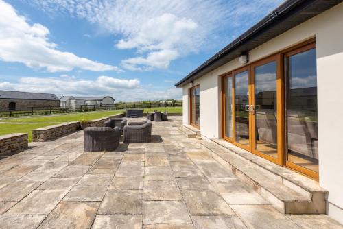 5 Bed Villa - Sleeps 10 - Hot Tub - Country Views in Ballinaneesagh