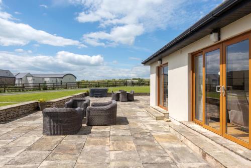 5 Bed Villa - Sleeps 10 - Hot Tub - Country Views in Ballinaneesagh