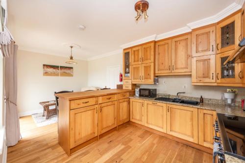 5 Bed Villa - Sleeps 10 - Hot Tub - Country Views in Ballinaneesagh