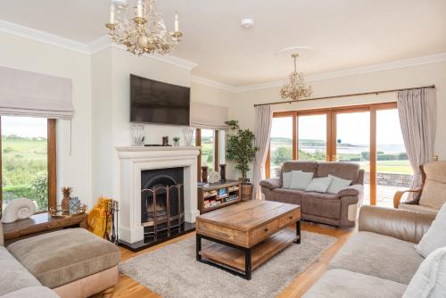 5 Bed Villa - Sleeps 10 - Hot Tub - Country Views in Ballinaneesagh