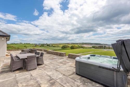 5 Bed Villa - Sleeps 10 - Hot Tub - Country Views in Ballinaneesagh