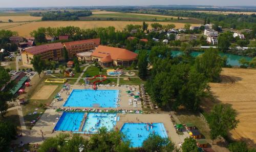 Peldbaseins, Chatova osada Family Resort Thermalpark inclusiv in Patince