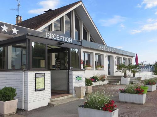 Зовнішній вигляд готелю, Brit Hotel Confort Dijon Sud in Кушей