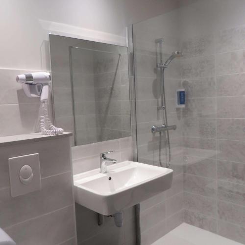 Brit Hotel Hermes - image 12
