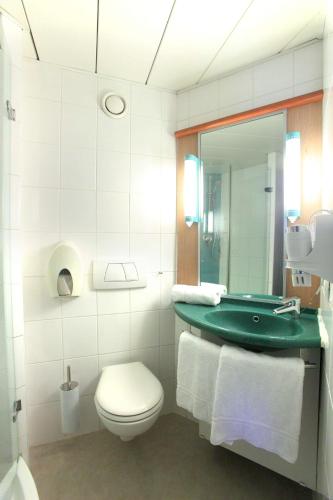 Brit Hotel Calais - image 4