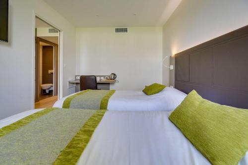 3 twin beds