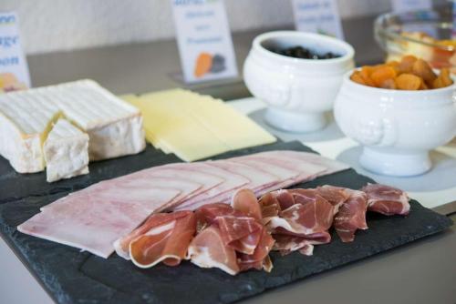 Food and beverages, Brit Hotel Essentiel de Granville in Granville