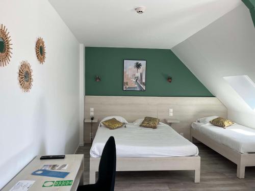 1 queen bed, 1 double bed