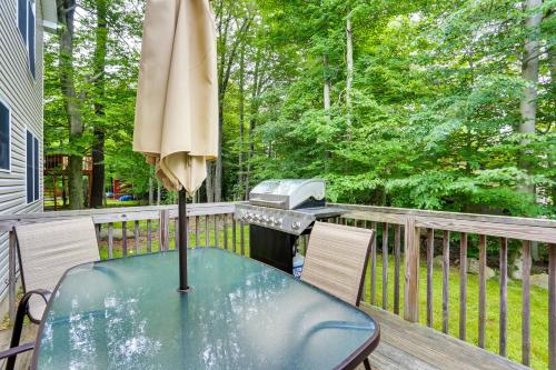 Serene Pocono Escape 4 Mi to Tobyhanna State Park in Tobyhanna, USA