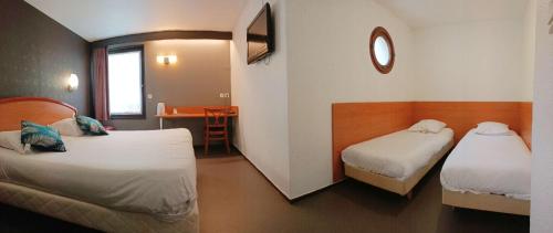 1 double bed, 1 twin bed