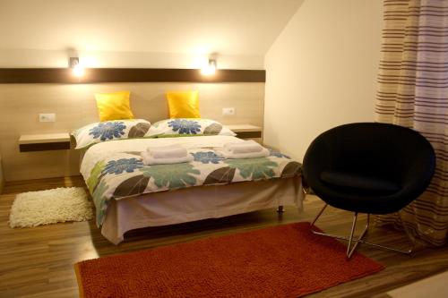 1 queen bed, 1 twin bed