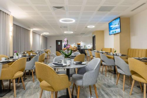 Food and beverages, Brit Hotel Paris Orly Rungis near De Lâ€™hotel De Ville
