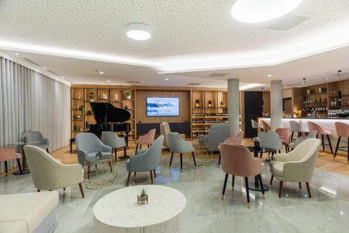 Bar/lounge, Brit Hotel Paris Orly Rungis near De Lâ€™hotel De Ville