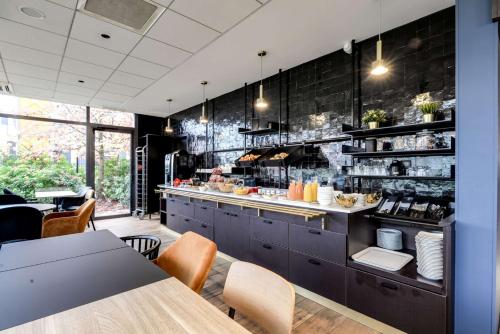 Étterem, Brit Hotel Du Stade Rennes Ouest in Rennes Külváros