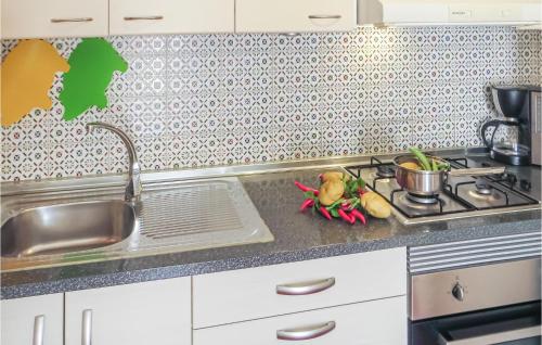 dapur, 1 Bedroom Nice Apartment In Torrevieja in El Chaparral