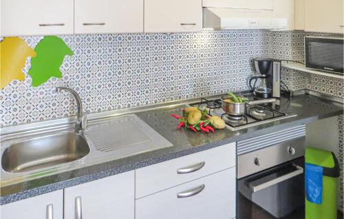 dapur, 1 Bedroom Nice Apartment In Torrevieja in El Chaparral