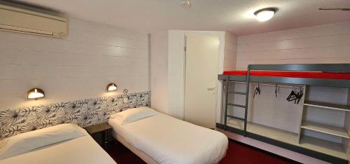 3 twin beds