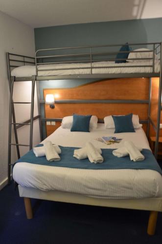 1 double bed, 1 bunk bed