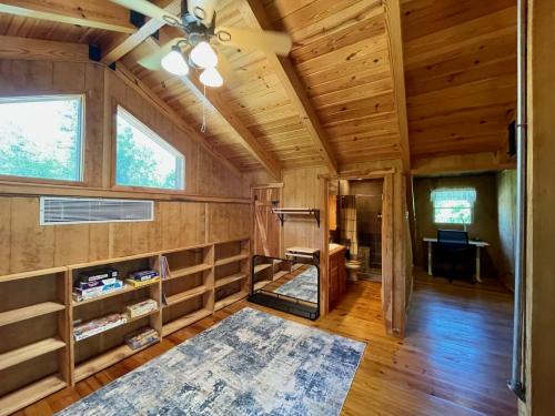 Rhinostar Lakeside Retreat in Ten Mile, USA