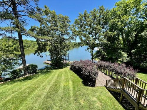 Rhinostar Lakeside Retreat in Ten Mile, USA
