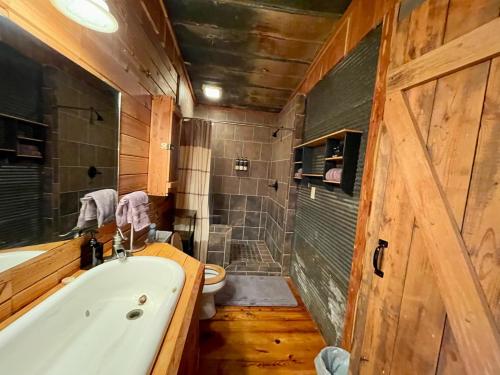 Rhinostar Lakeside Retreat in Ten Mile, USA