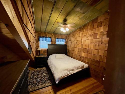 Rhinostar Lakeside Retreat in Ten Mile, USA