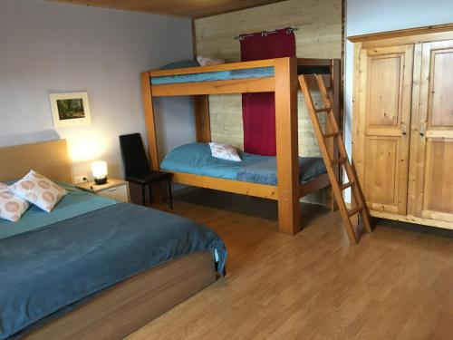 1 queen bed, 2 bunk beds