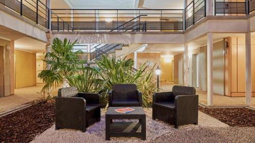 Балкон, Studio résidence touristique 3 étoiles (Studio residence touristique 3 etoiles) in Ле Мее-сюр-Сен