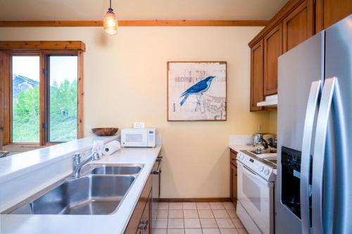 Spacious Wildflower Condo with Baldy Views