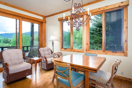 Spacious Wildflower Condo with Baldy Views