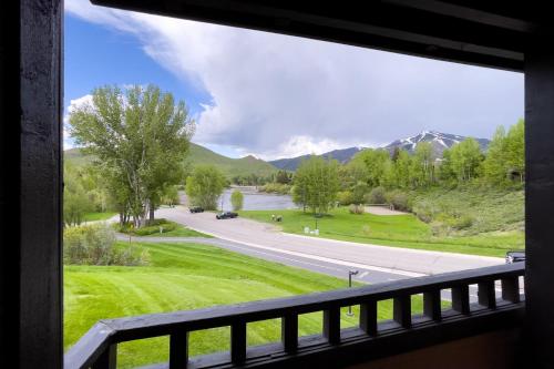 Spacious Wildflower Condo with Baldy Views