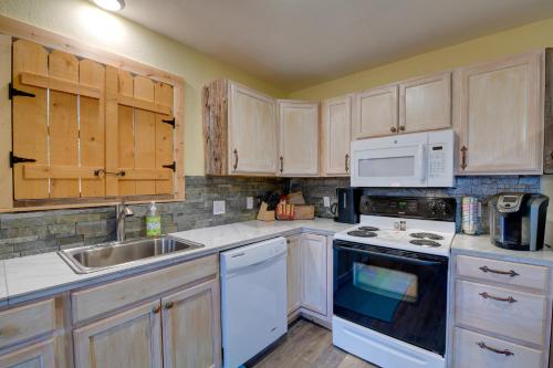 Fort Worth Home with Patio 5 Mi to Dtwn! in Westover Hills