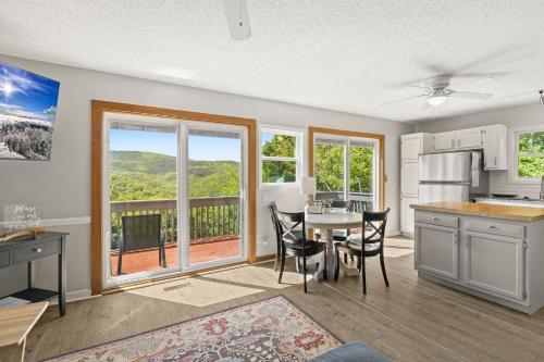 190 Rhododendron Dr by Carolina Stays in Beech Mountain, USA