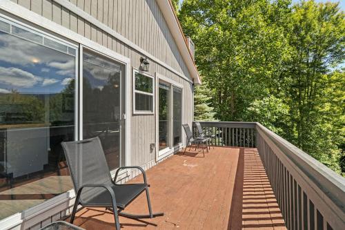 190 Rhododendron Dr by Carolina Stays in Beech Mountain, USA