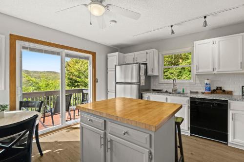 190 Rhododendron Dr by Carolina Stays in Beech Mountain, USA