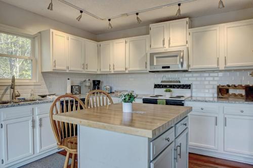 190 Rhododendron Dr by Carolina Stays in Beech Mountain, USA