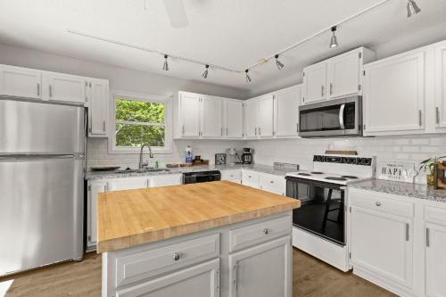 190 Rhododendron Dr by Carolina Stays in Beech Mountain, USA