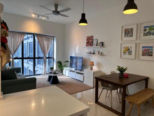 Charming Rustic Retreat with Cozy Interior and Sky Pool View Charming Rustic Retreat with Cozy Interior and Sky Pool View